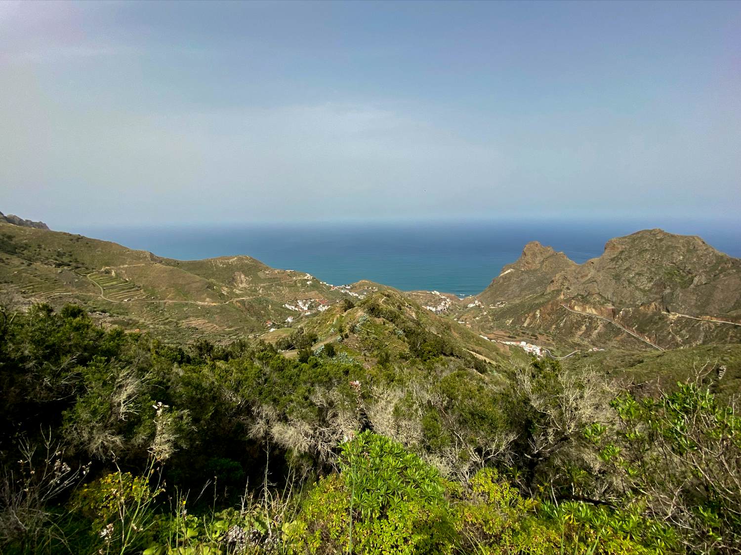 Blick aus der Höhe auf Taganana und das Meer