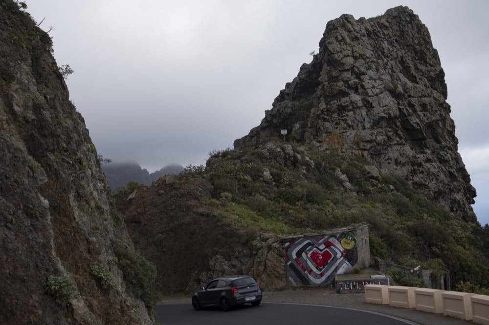 Straßenquerung auf dem Rückweg hoch über Taganana - in dieser Kurve geht rechts vor dem Felsen der Wanderweg in Richtung Küste ab
