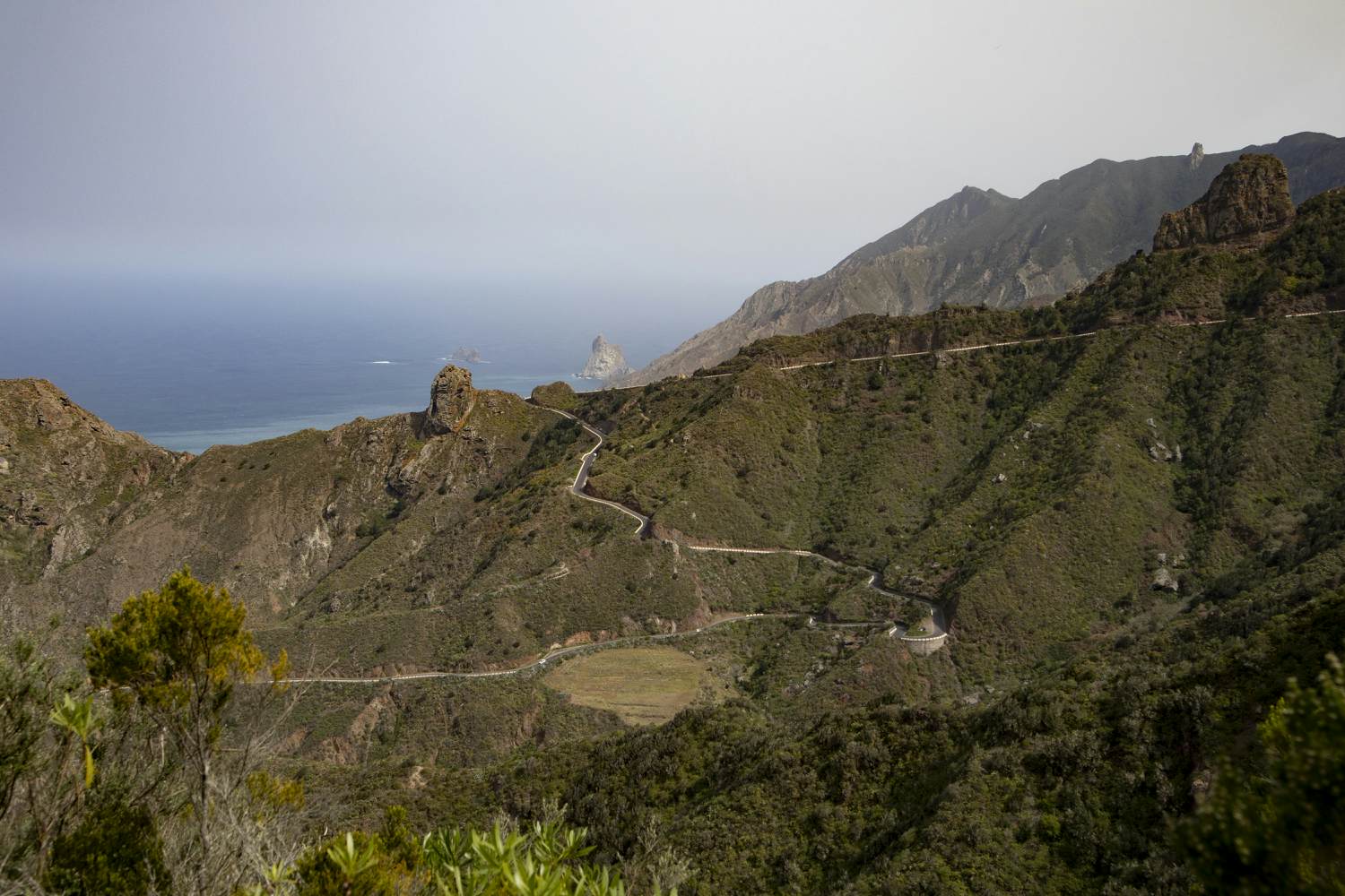 Blick von der Cumbrecilla auf die nächsten Bergkämme um Taganana und das weite Tal