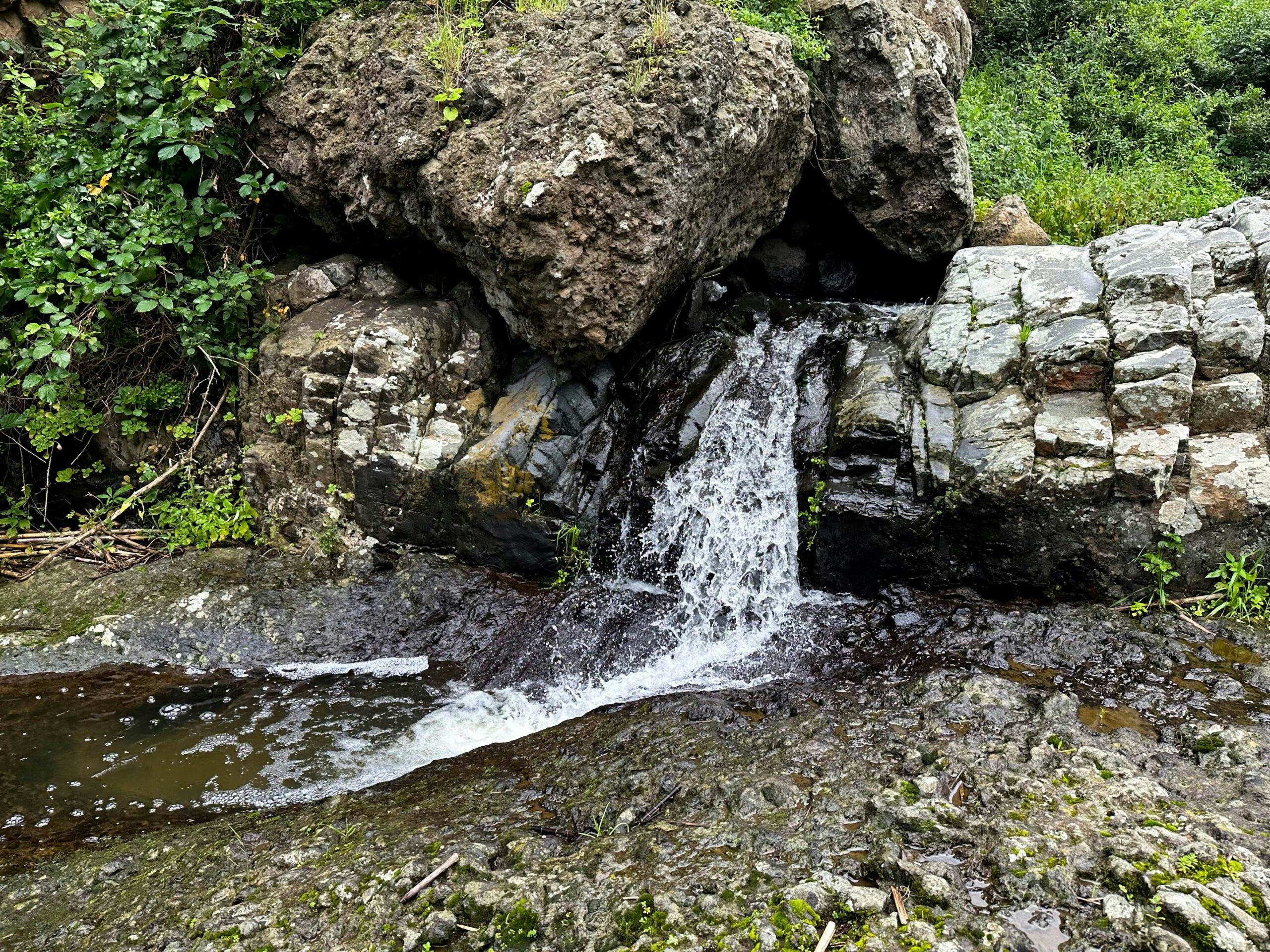 kleiner Wasserfall im Barranco del Corral Viejo - nahe am Wasserfall musst du auf die rechte Seite der Schlucht queren