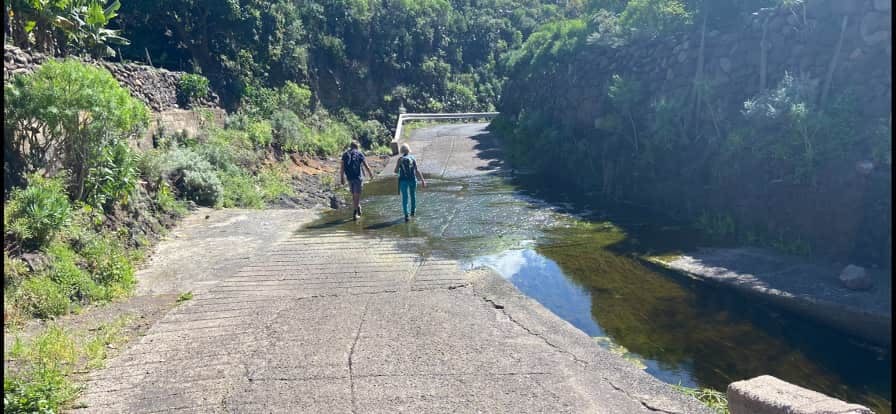 Weg auf der Straße kurz vor Igueste de San Andrés - ab und zu ein wenig mit Wasser überspült