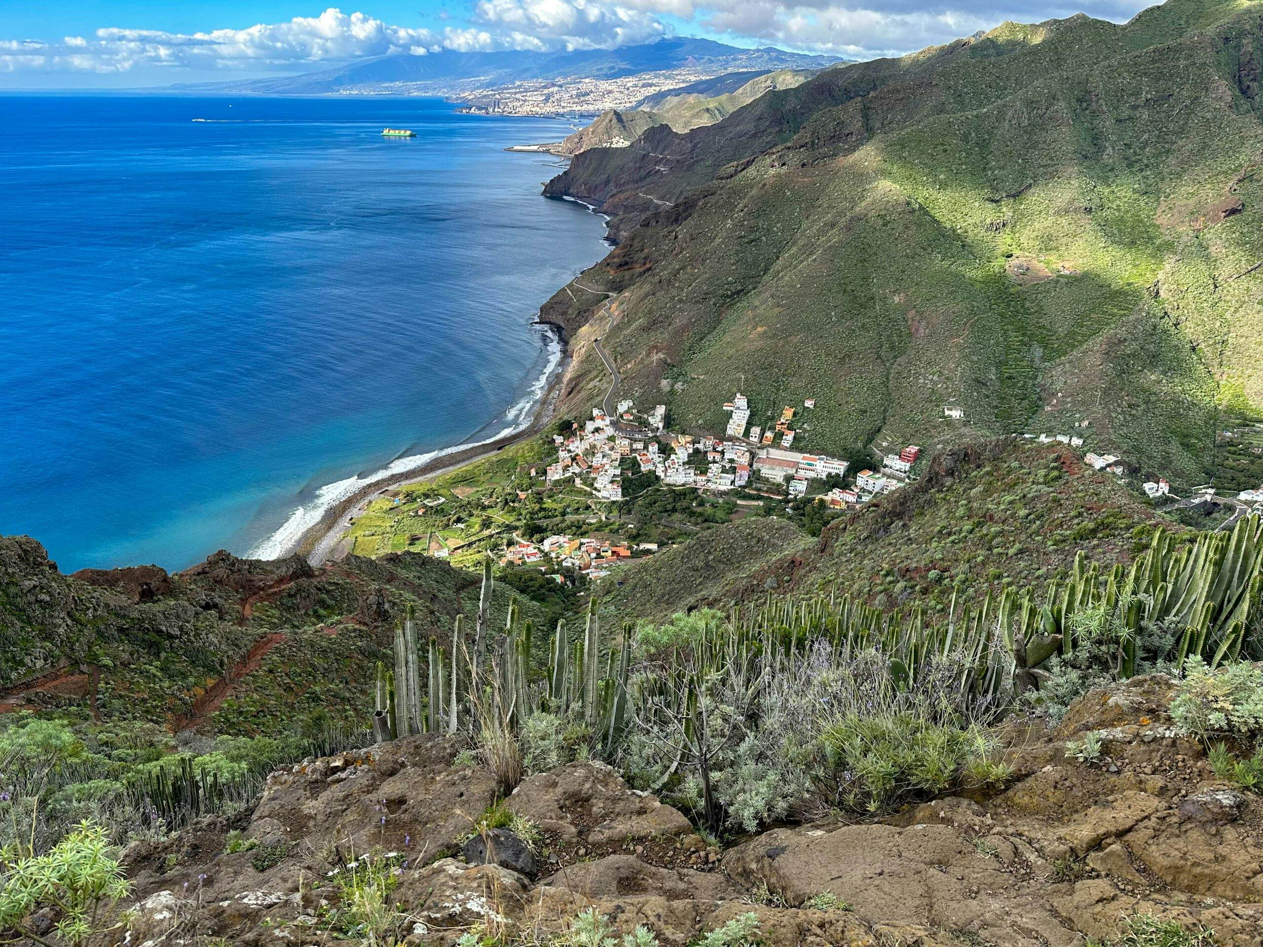 Blick vom Aufstiegsweg auf Igueste de San Andrés und Santa Cruz de Tenerife