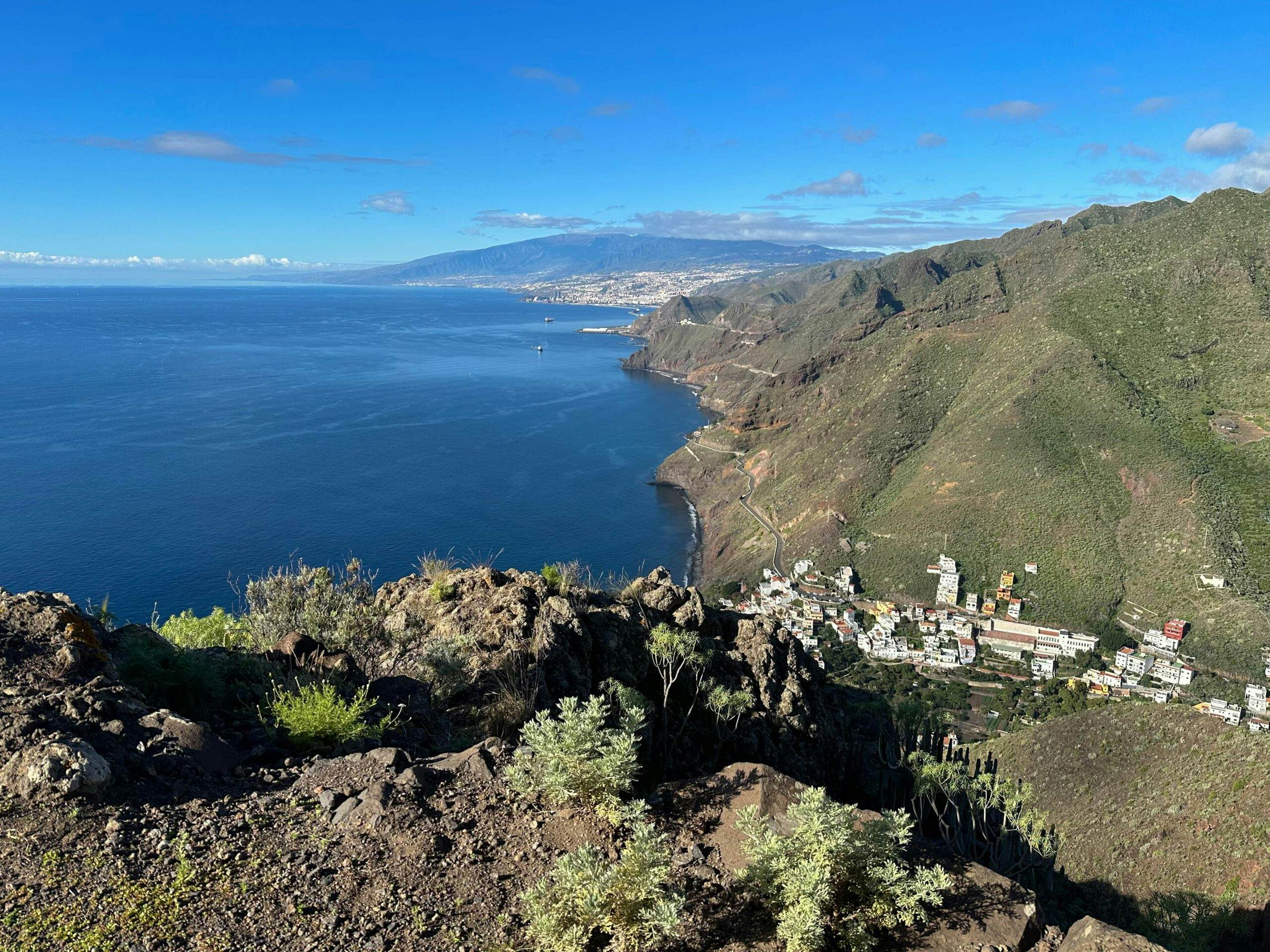 Blick vom Grat über Igueste und nach Santa Cruz de Tenerife