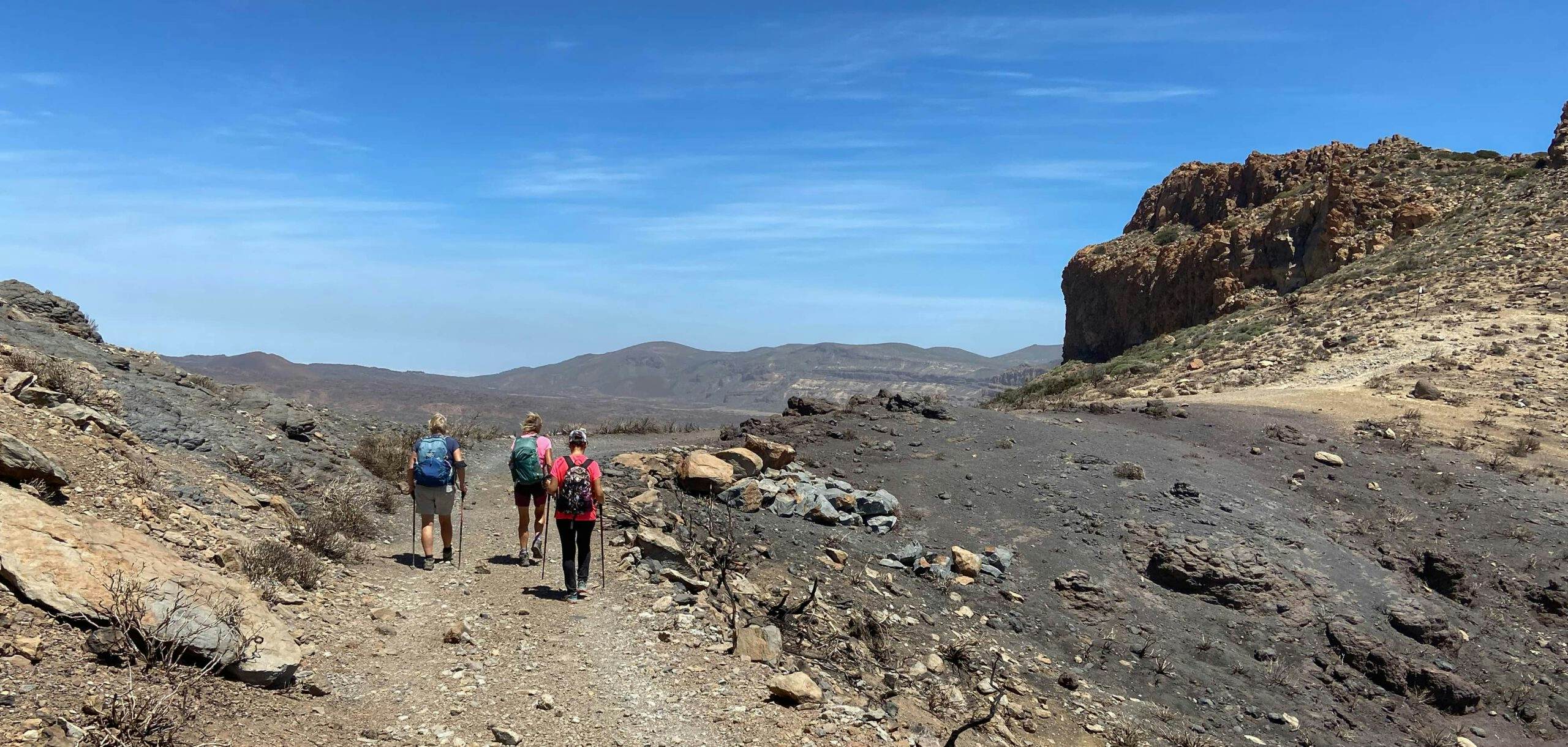 Wanderinnen auf dem Höhenwanderweg auf der Cumbre