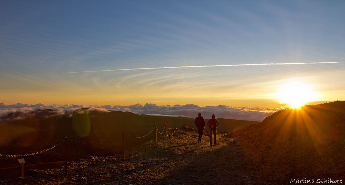 Wanderer, die bei Sonnenaufgang von der Berghütte Altavista absteigen