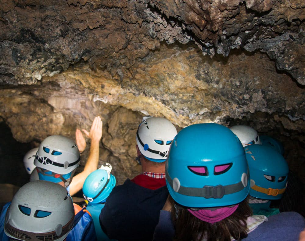 Cueva del Viento - Helme schützen in der Höhle vor Deckenberührung