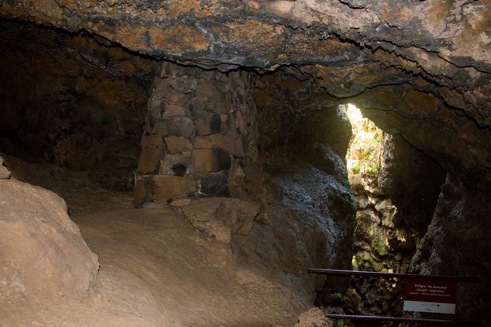 Durch einen kleinen Felsspalt dringt Licht in das Dunkel der Cueva del Viento