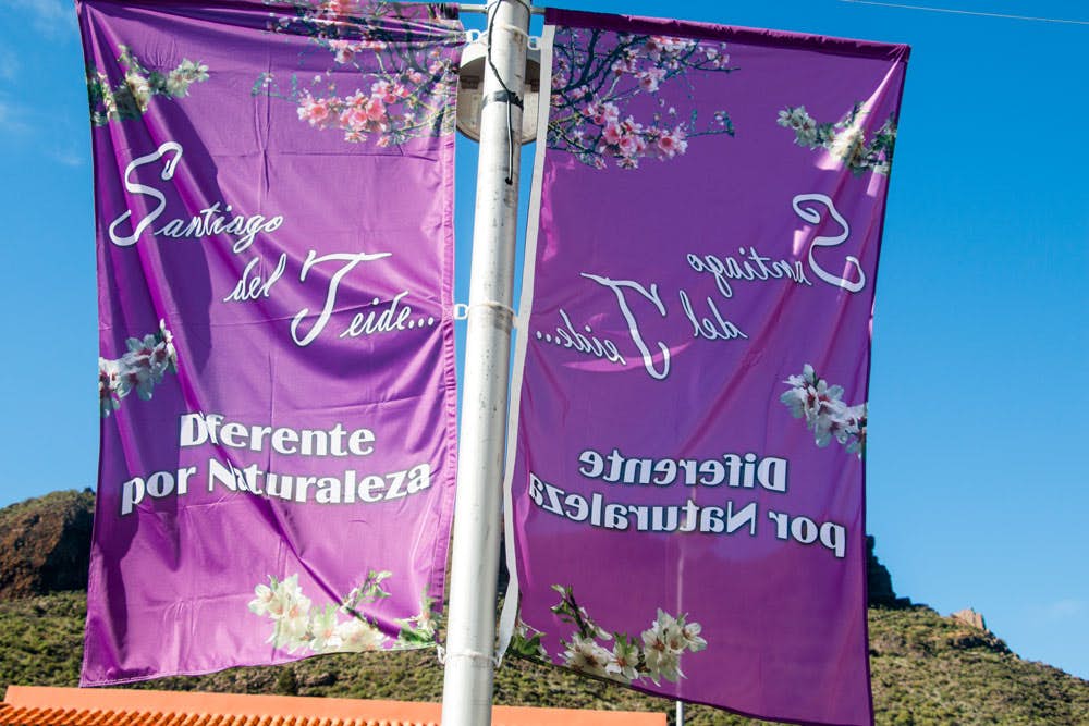 Fahne in Santiago del Teide zum Mandelblüten Fest