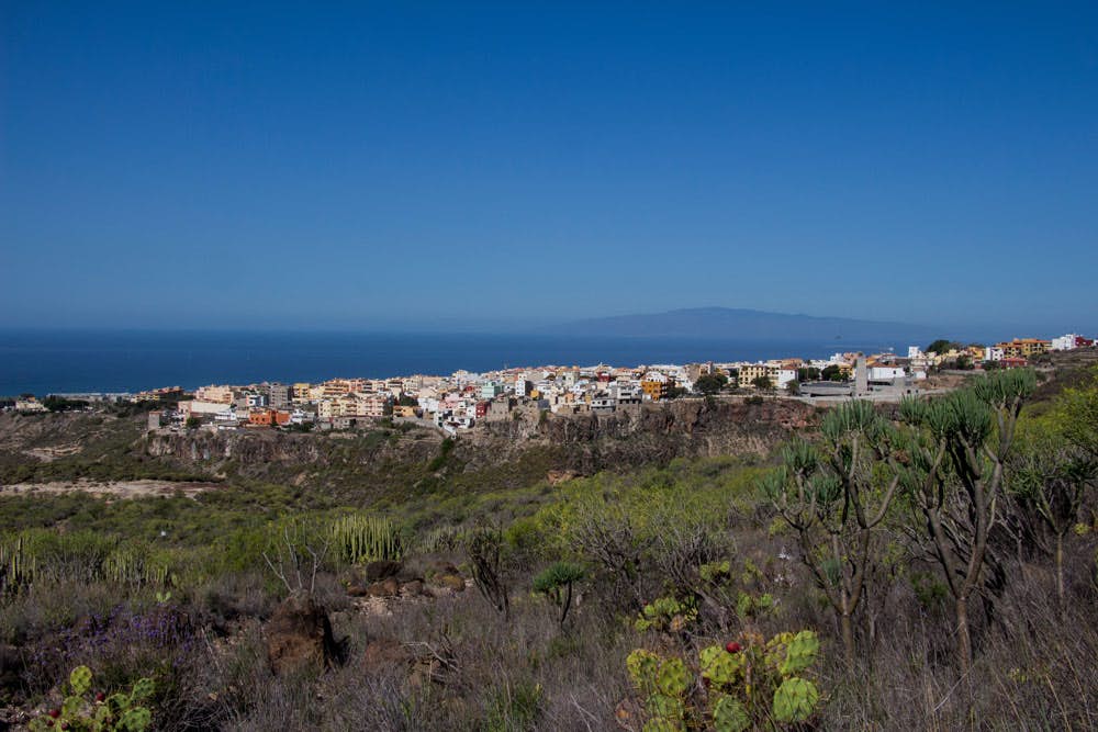 Blick auf Adeje mit La Gomera im Hintergrund