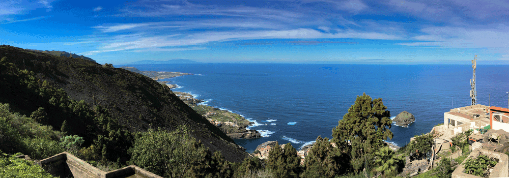 Panoramablick aus der Höhe auf die Küste um Garachico
