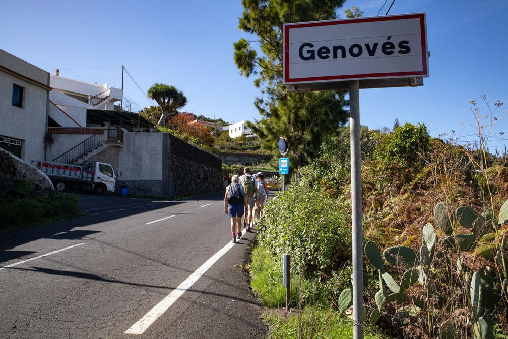 Straßenwanderweg in Genovés