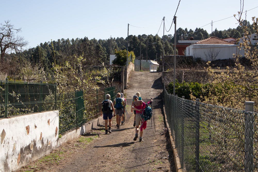 Wanderer auf dem Wanderweg durch Llanito Perero oberer Teil
