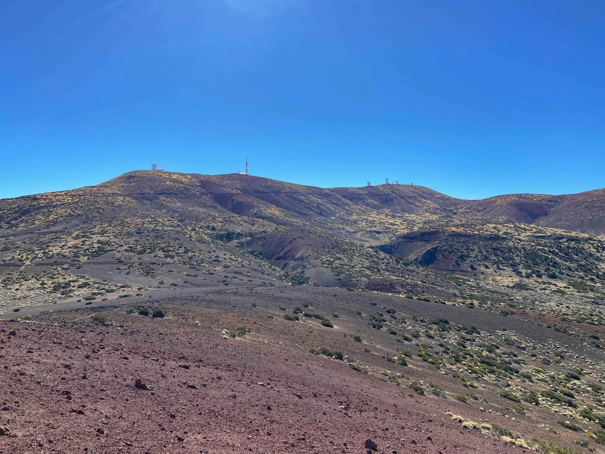 Blick auf das Observatorium Izaña von der Montaña Limón