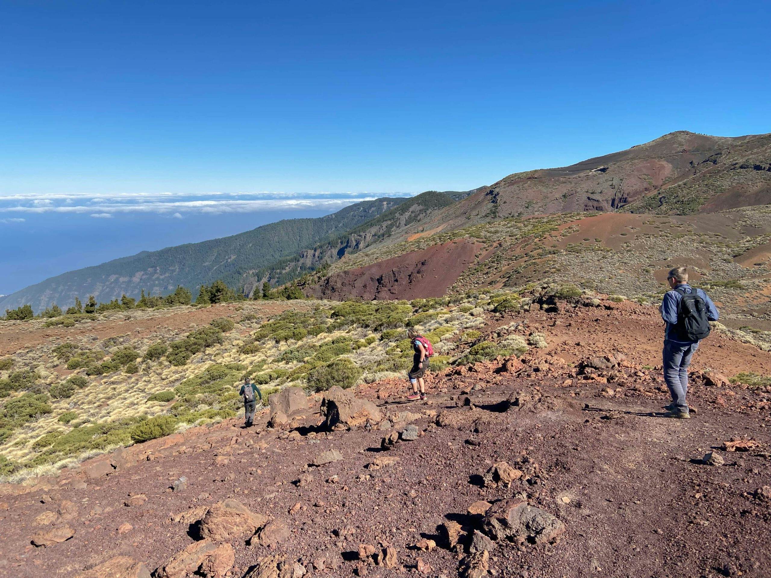 Wanderer auf dem Abstiegsweg Montaña Limón zum vorgelagerten Gipfel
