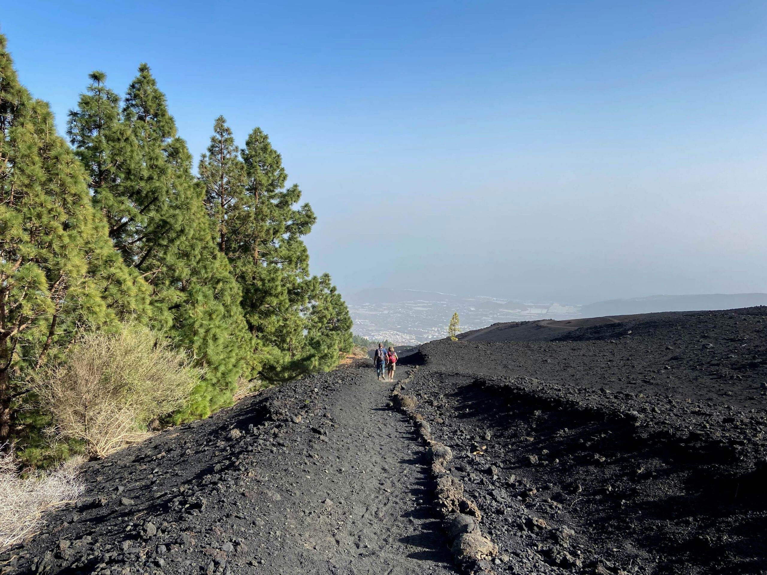 Wanderer auf dem Abstiegsweg am Vulkan Montaña de las Arenitas