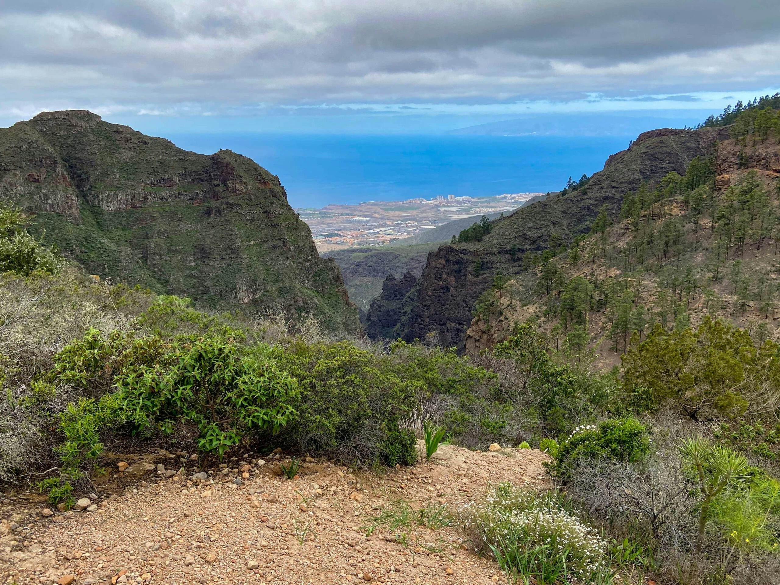 Blick vom Wanderweg auf die Südwesteküste von Teneriffa und die Nachbarinsel La Gomera
