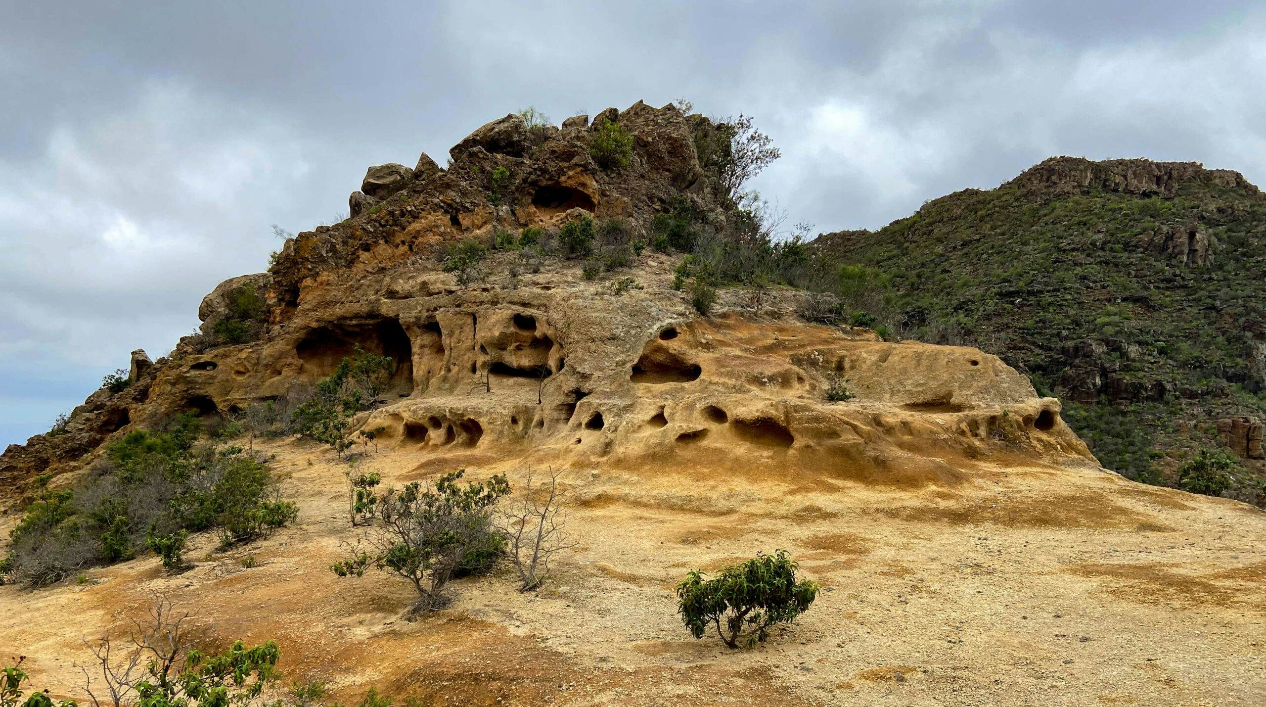Plateau mit interessanten Ausformungen - Wanderkreuzung Adeje und Weg zu den Höhlen