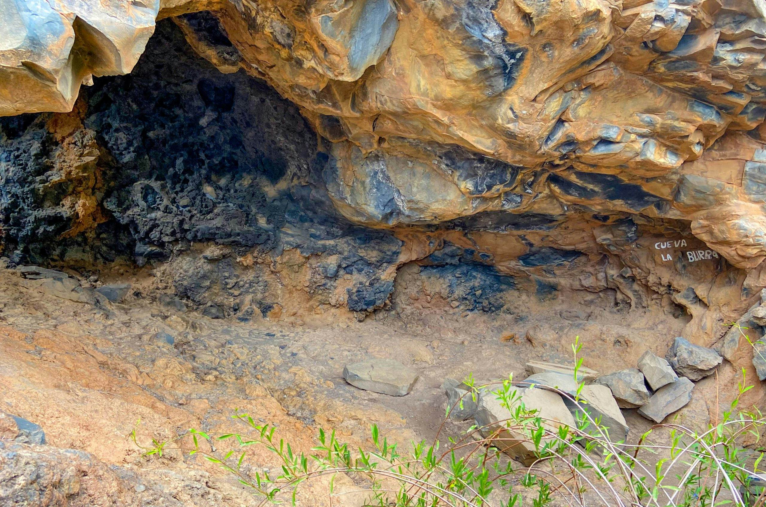 kleine Höhle unterhalb einer Felswand - Cueva La Burra