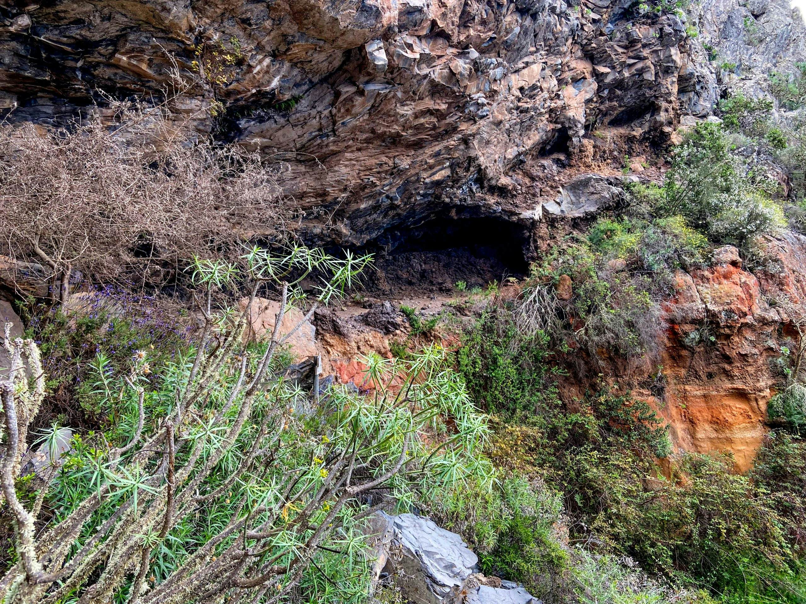 versteckte Höhle in der Felsenwand
