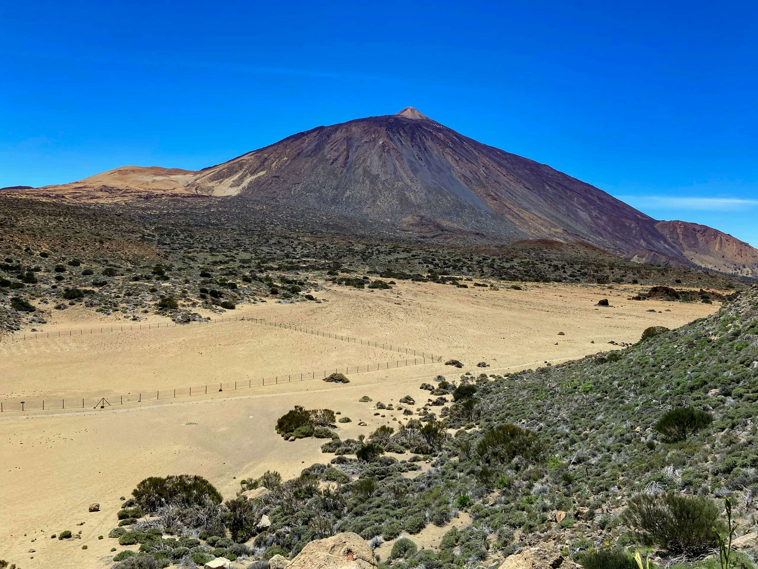 Blick vom Wanderweg zum Teide und zur Montaña Blanca