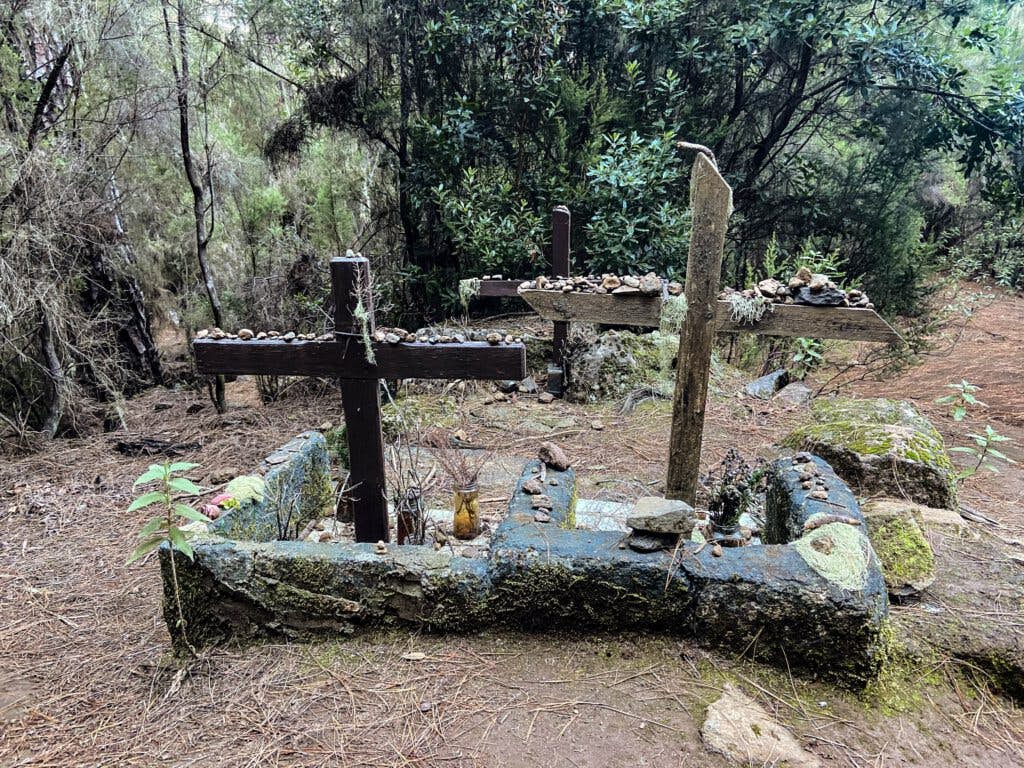 Kreuze und Gedenkstätten am Wegesrand des Pilgerweges