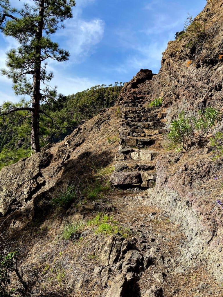 auf Stufen den Felsenweg hinauf