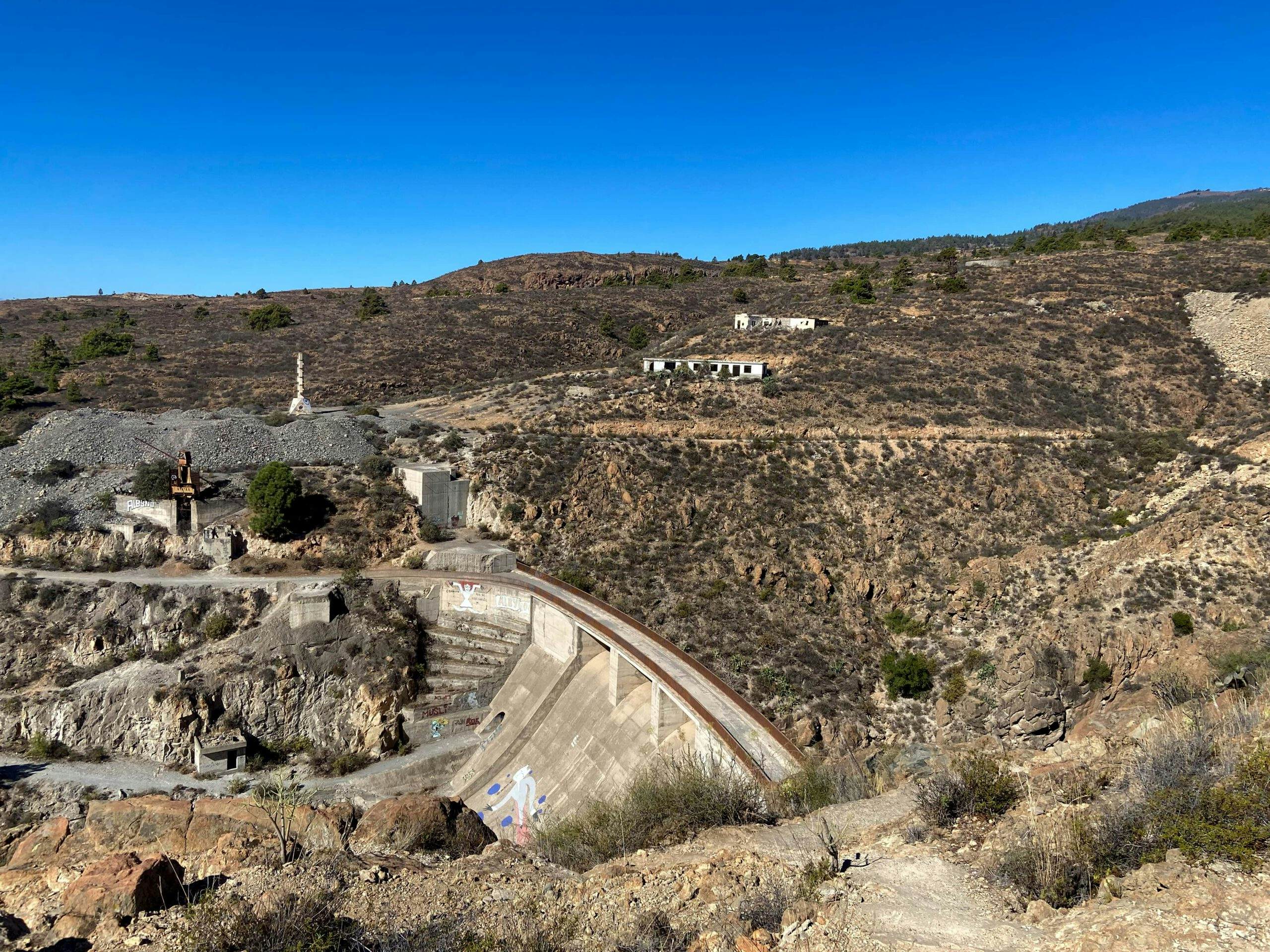 Blick von oben auf den Staudamm Presa del Río