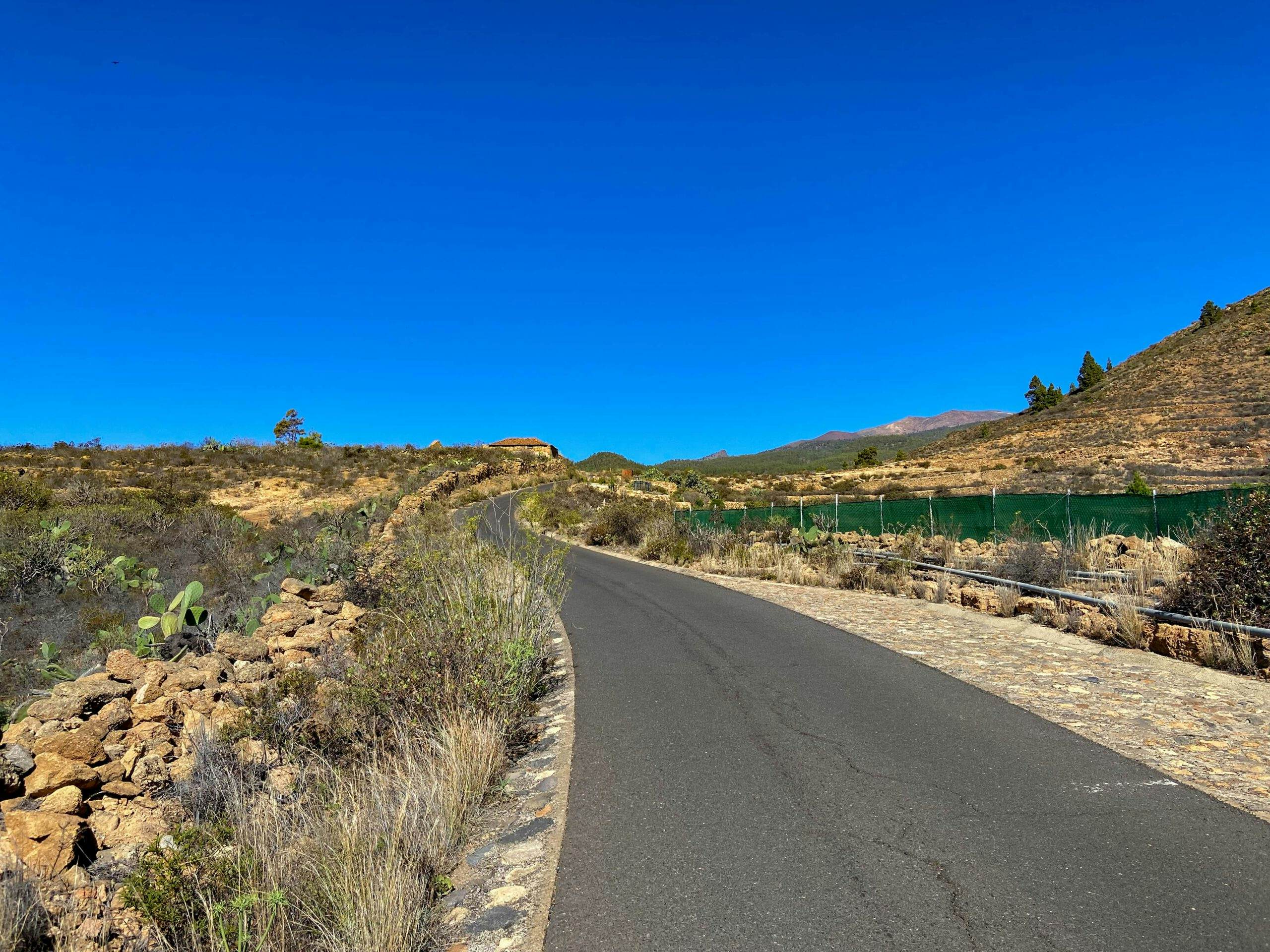 Straße auf der rechten Seite des Barranco - Teil des Wanderweges