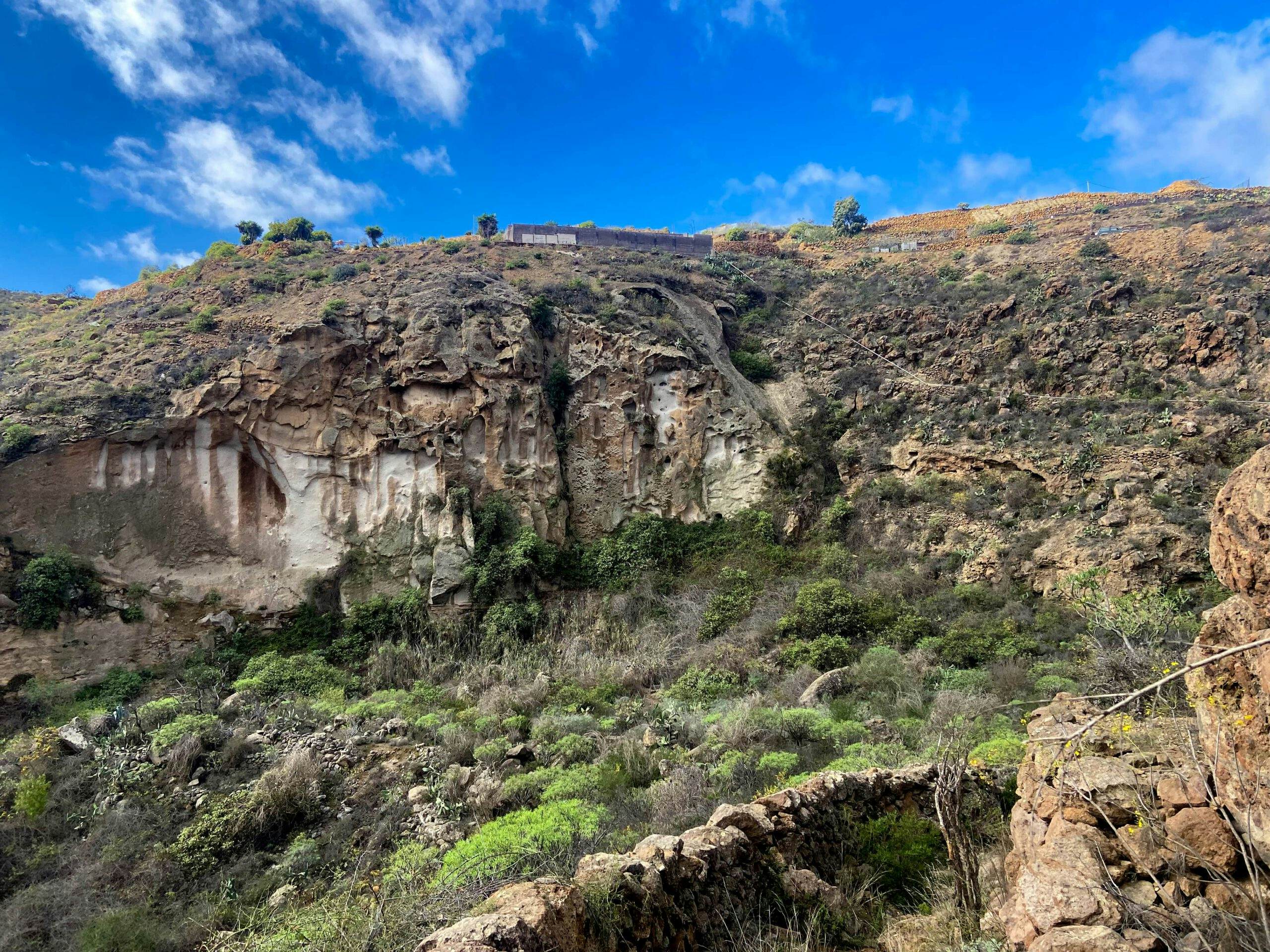 Steile Felswände im Barranco de Piedra Bermeja auf dem Wanderweg in Richtung Villa de Arico