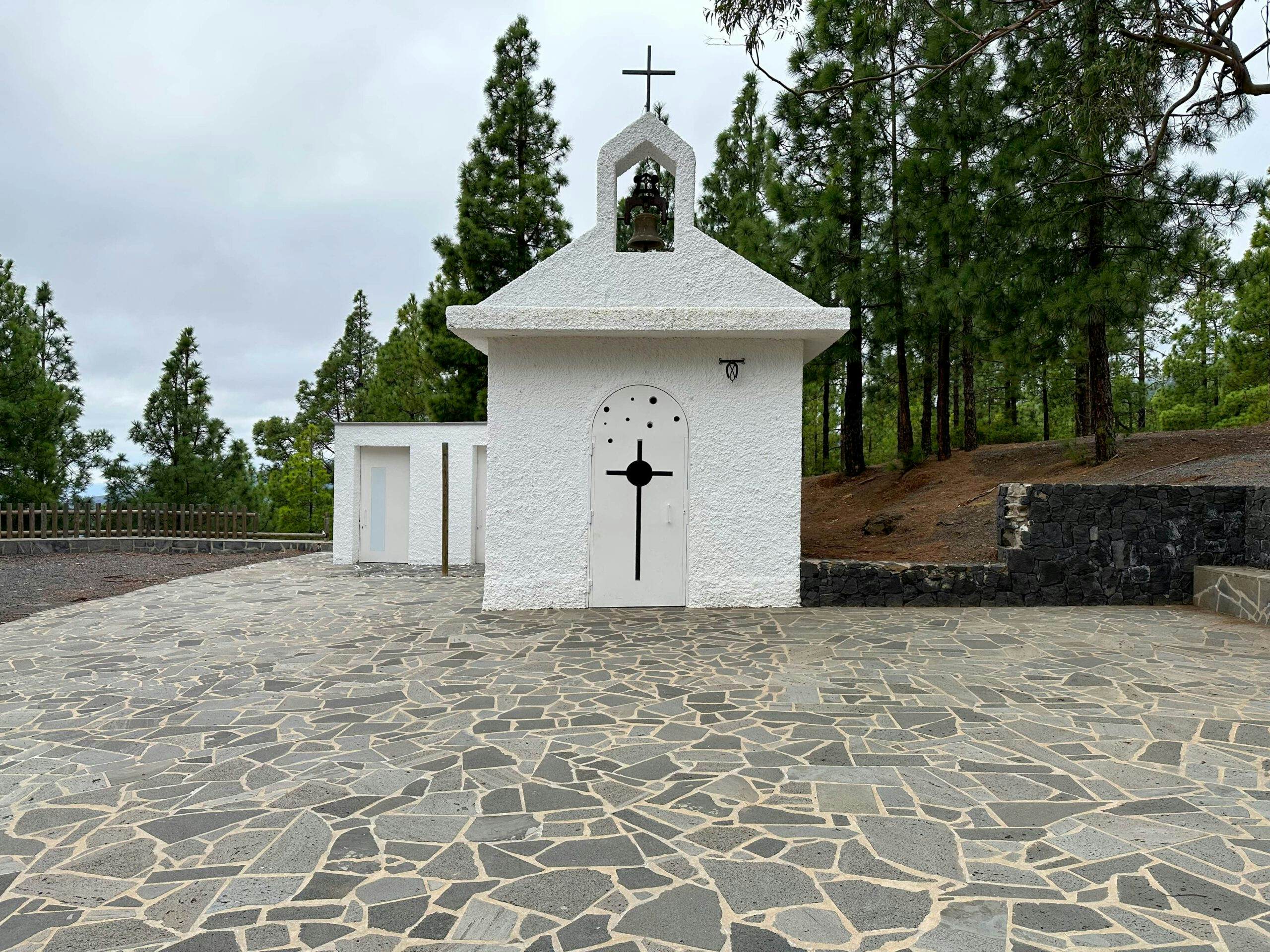 Area Recreativa Los Brezos und die kleine Kapelle San Isidro