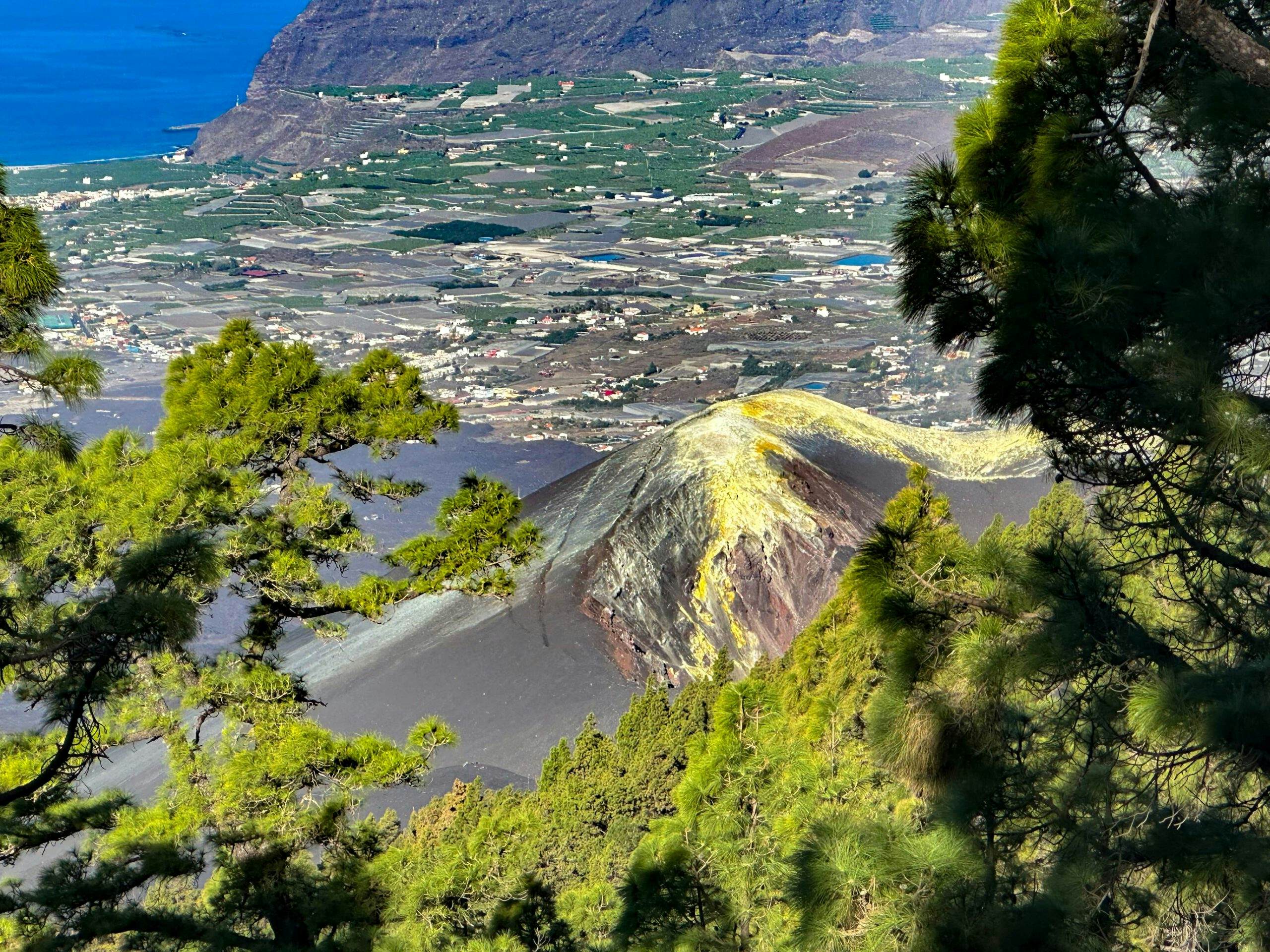 der neue Vulkan Tajogaite hoch über dem Ariadne Tal auf La Palma