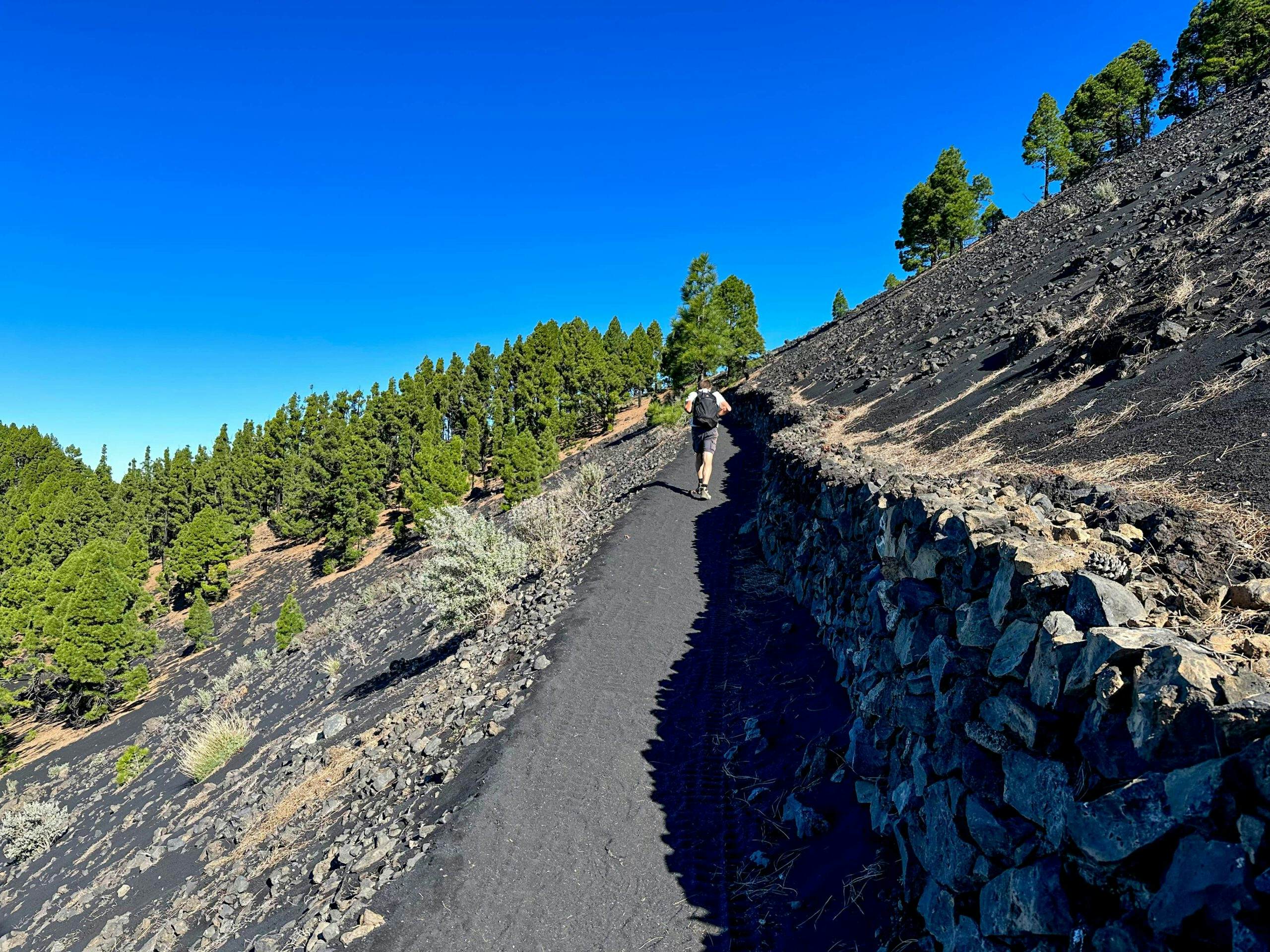 Wanderweg führt ein wenig entlang der Ruta del Volcano