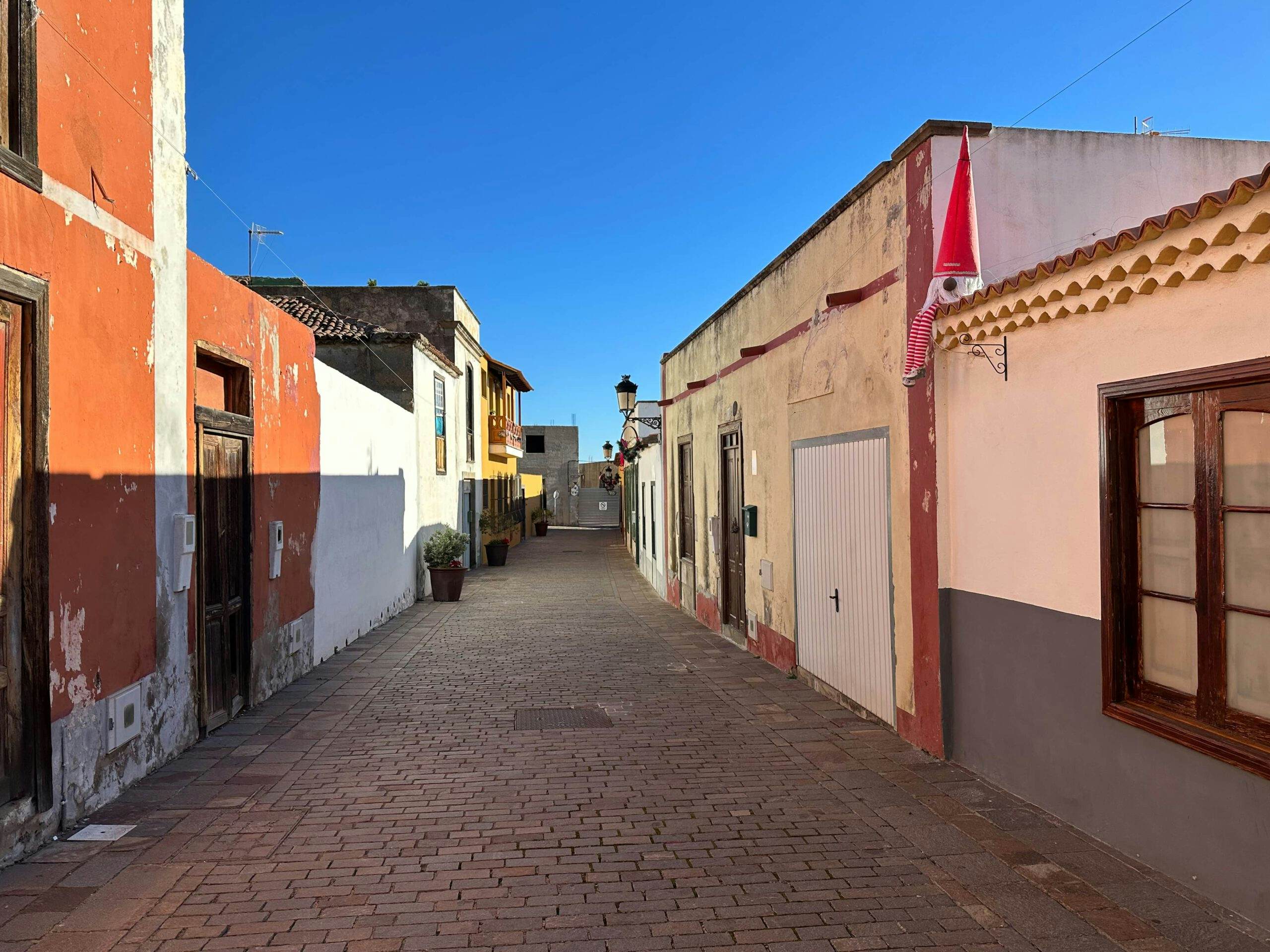 Start der Wanderung in den Straßen von Granadilla de Abona
