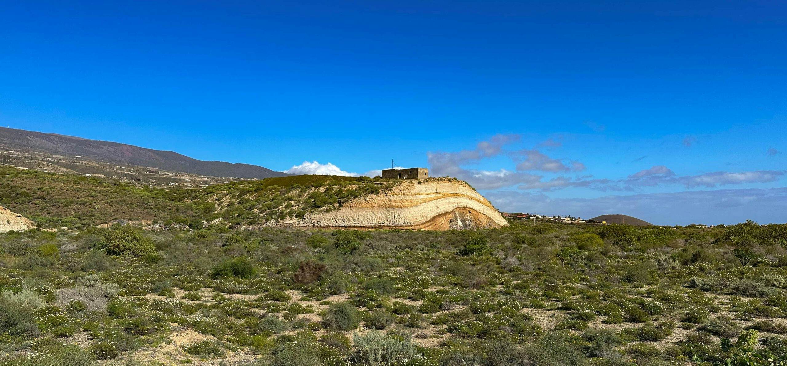 Weite Landschaft mit imposanten Sand- und Felsformationen bei Icor - Camino Real del Sur