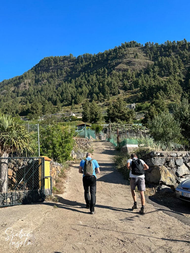 Wanderer auf dem Weg an der Abzweigung vom Camino del Márgenes zum Aufstiegsweg