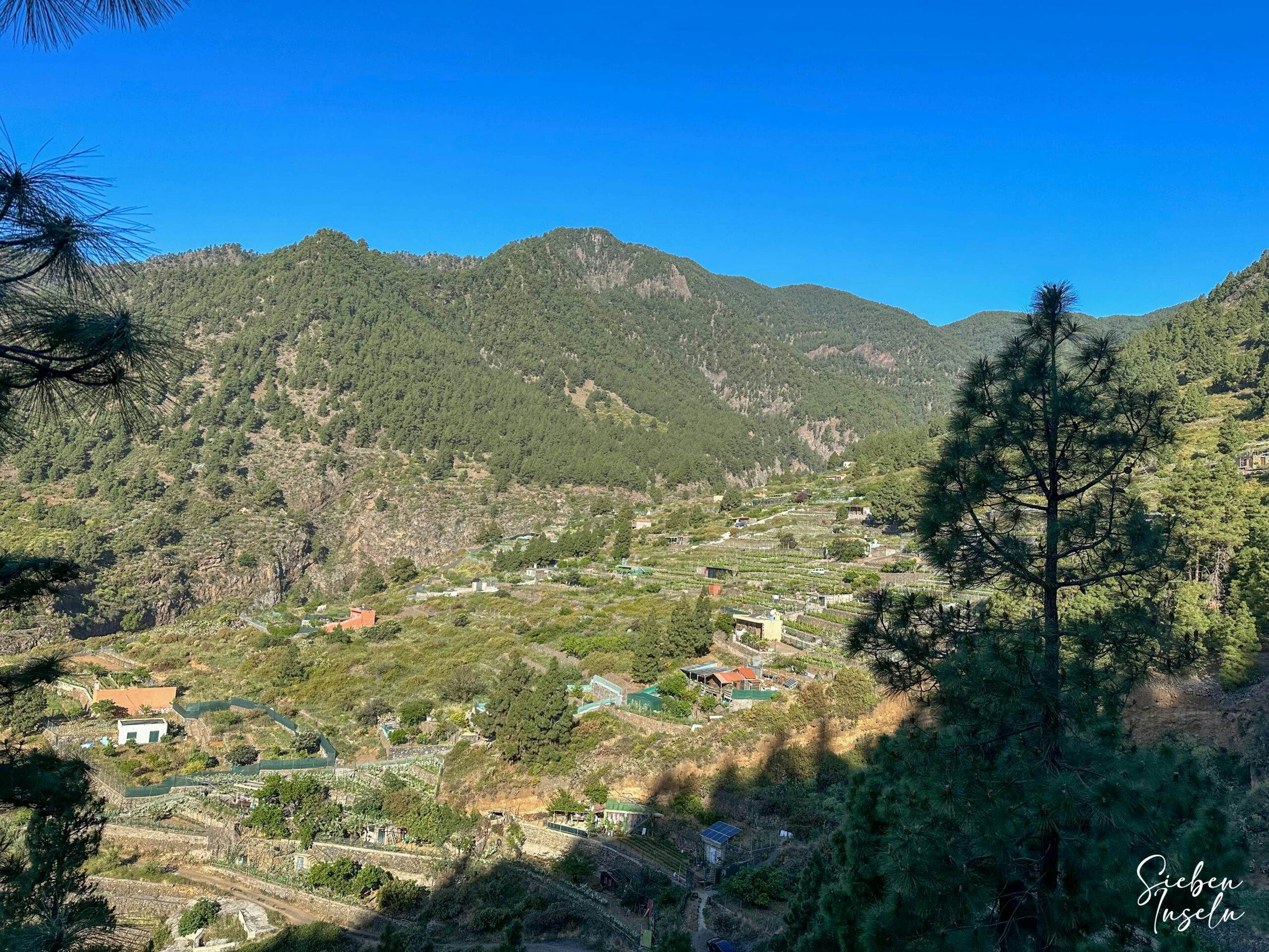 Blick vom Aufstiegsweg hinunter in das Tal über Igueste de Candelaria und zum Barranco de Araca