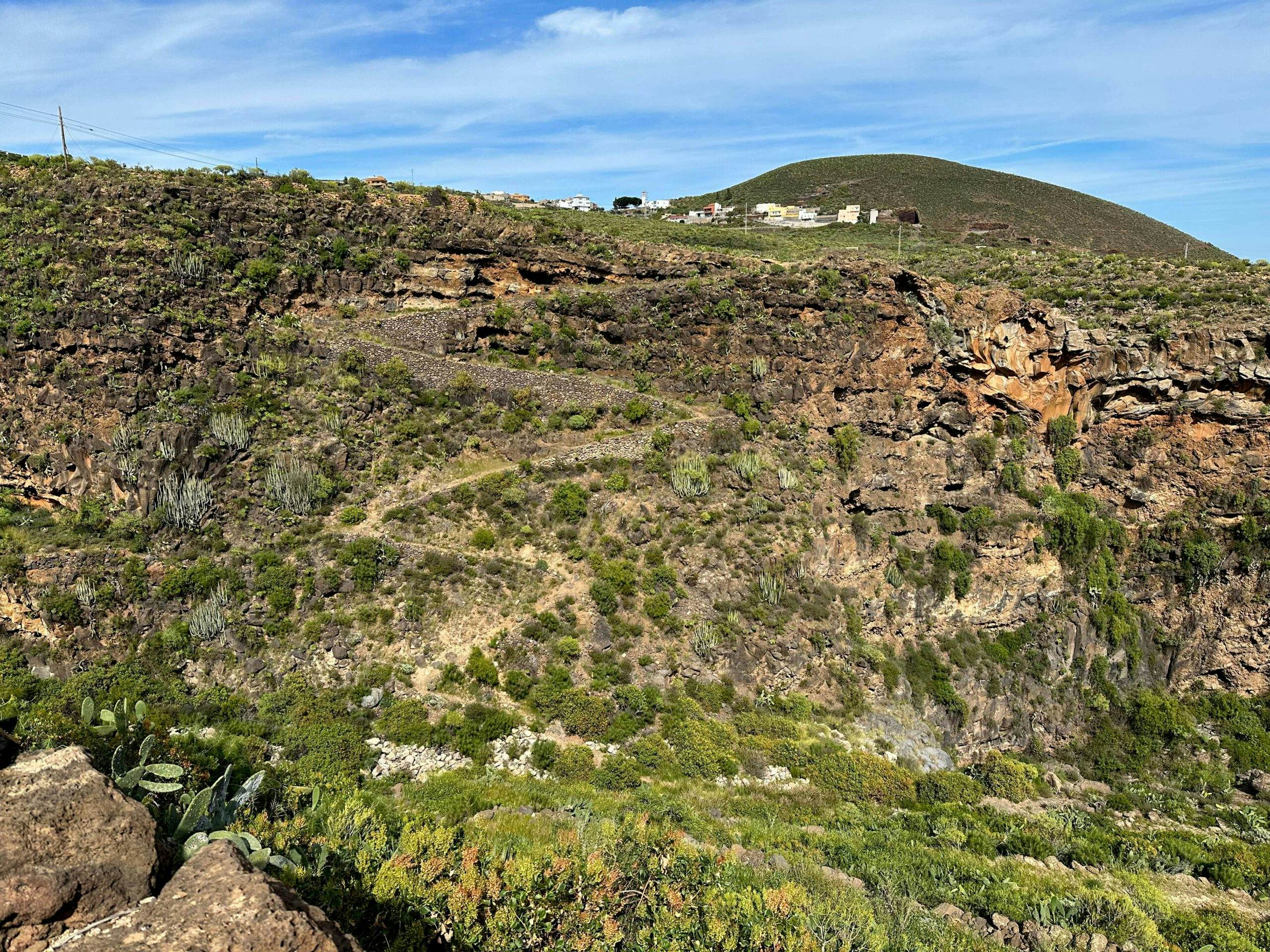 Wanderweg durch den Barranco de La Orchilla mit dem Weiler Chiñama im Hintergrund