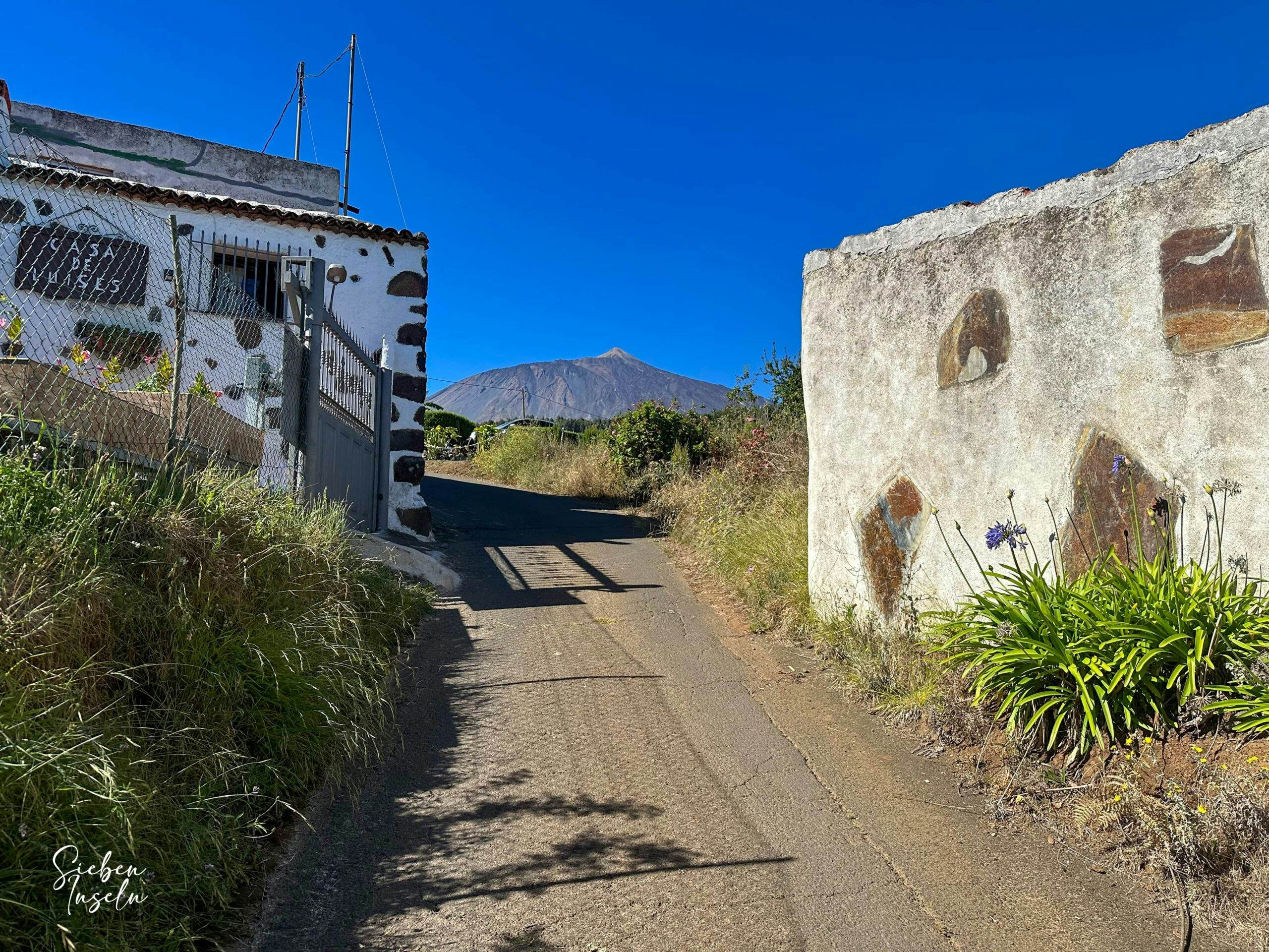 Zwischen diesen Häusern beginnt der Aufstiegsweg, der von der Straße TF-344 am Casa Rural vorbei abzweigt