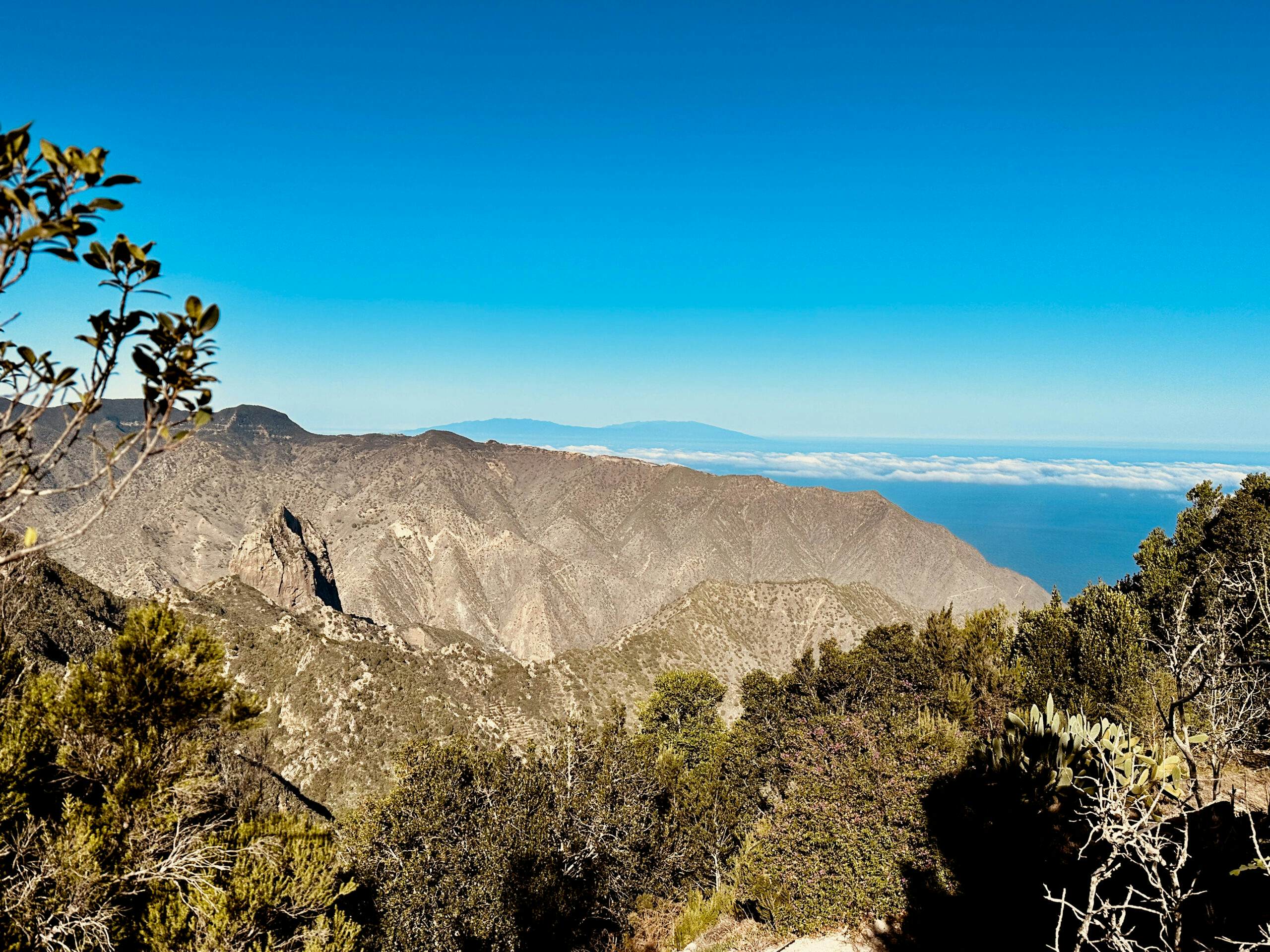 Blick vom Wanderweg auf die Nachbarinsel La Palma und den Roque Cano zurück