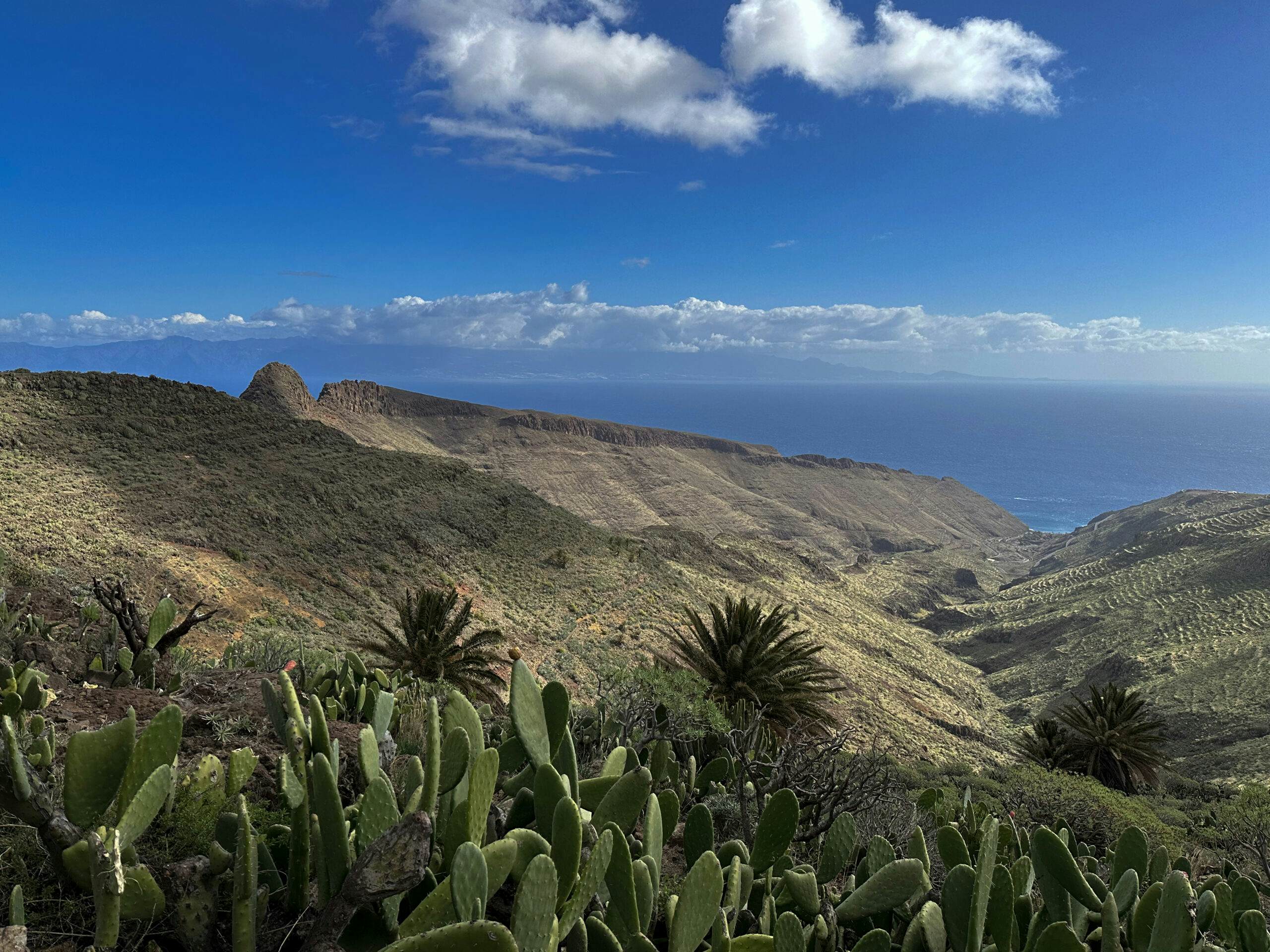 Blick vom Wanderweg auf dem Grat hinüber nach Teneriffa und hinunter durch die Schluchten zum Atlantik