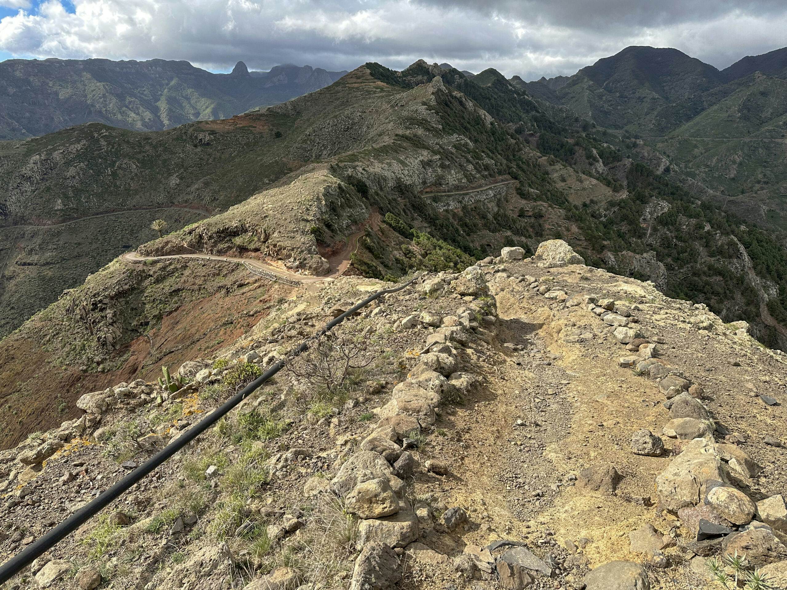 Blick vom höchsten Punkt des Gratweges auf den Abstieg Richtung Parque Natural Majona