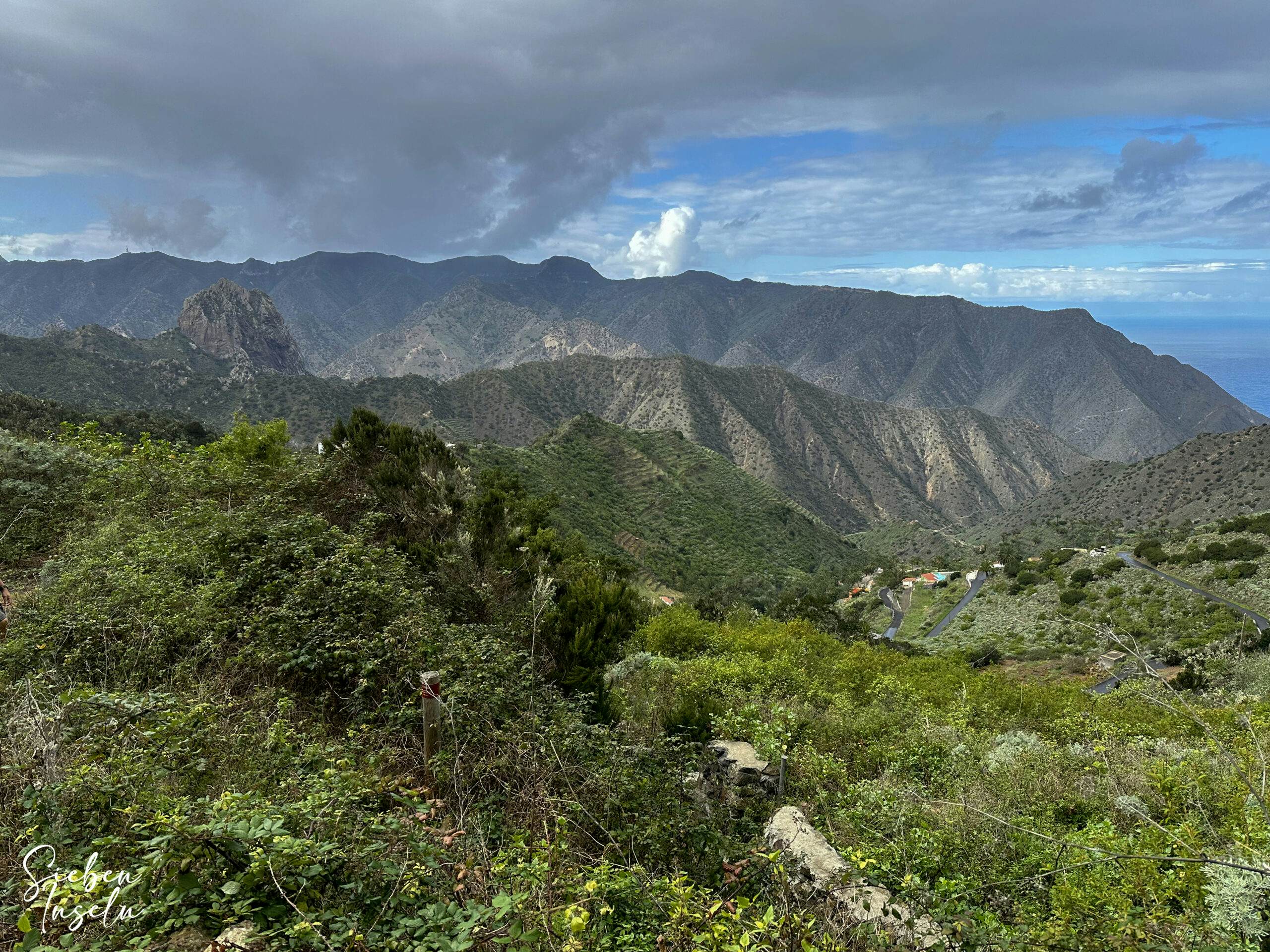 Blick vom Wanderweg auf Tamargada und den Roque Cano im Hintergrund - GR 132, 2. Etappe