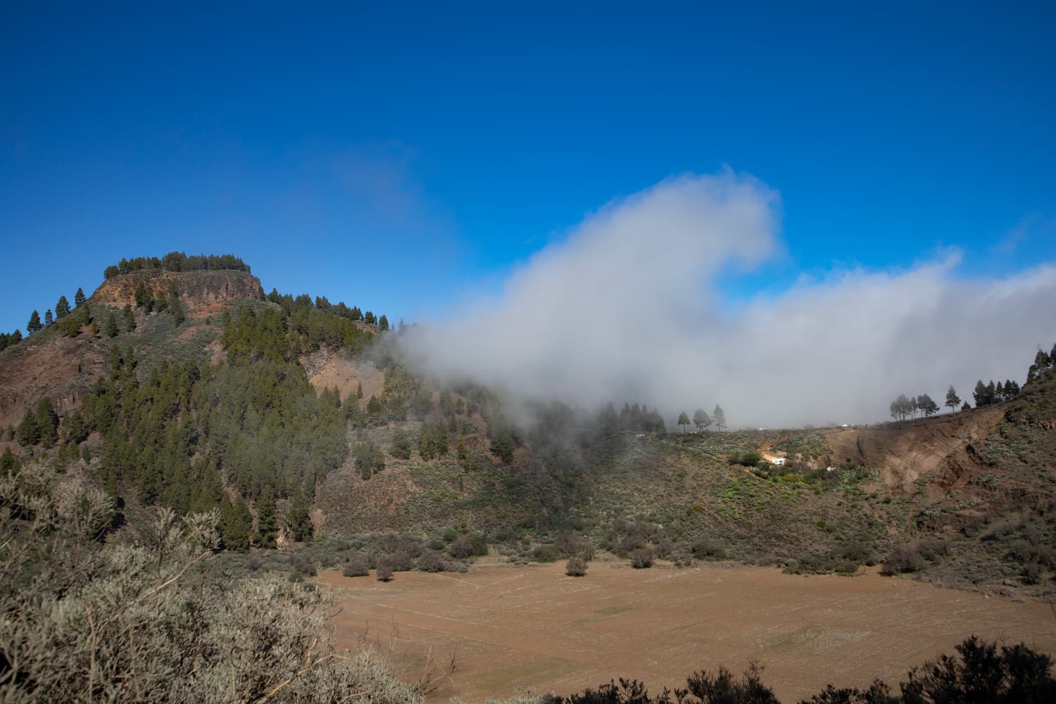 Clouds on the saddle above the Caldera de los Marteles